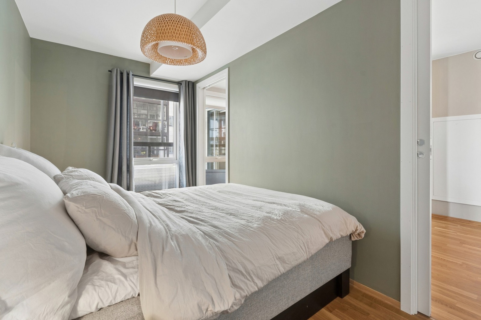 Soverommet er malt i lun og fin fargetone. Dører på hver side av sengen. Galleribilde