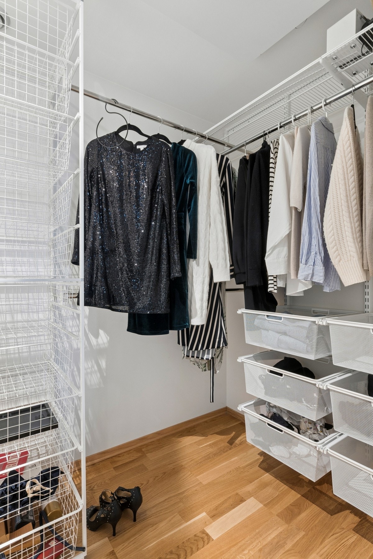 Praktisk bod i tilknytning til soverom som brukes som omkledningsrom. Galleribilde