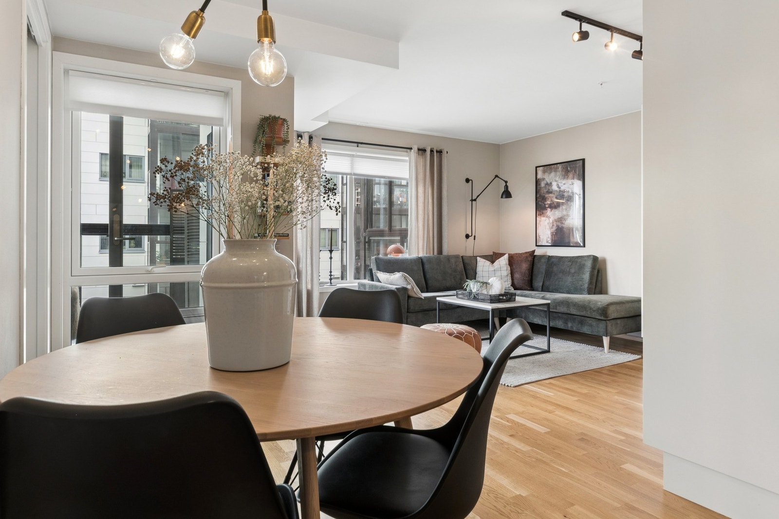 Her er det god plass til sitte- og spisegruppe, der den åpne løsningen skaper en god romfølelse. Galleribilde