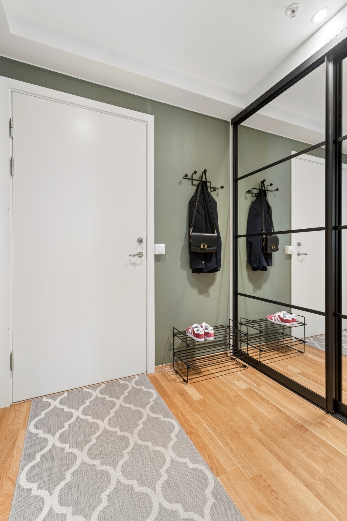 Romslig entré med en integrert skyvedørsgarderobe med speildører. Galleribilde