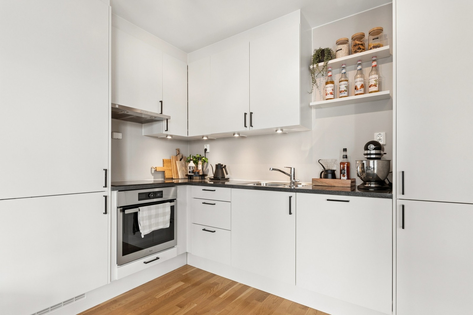 Godt med skap- og benkeplass som gjør kjøkkenet arealeffektivt og funksjonelt. Galleribilde