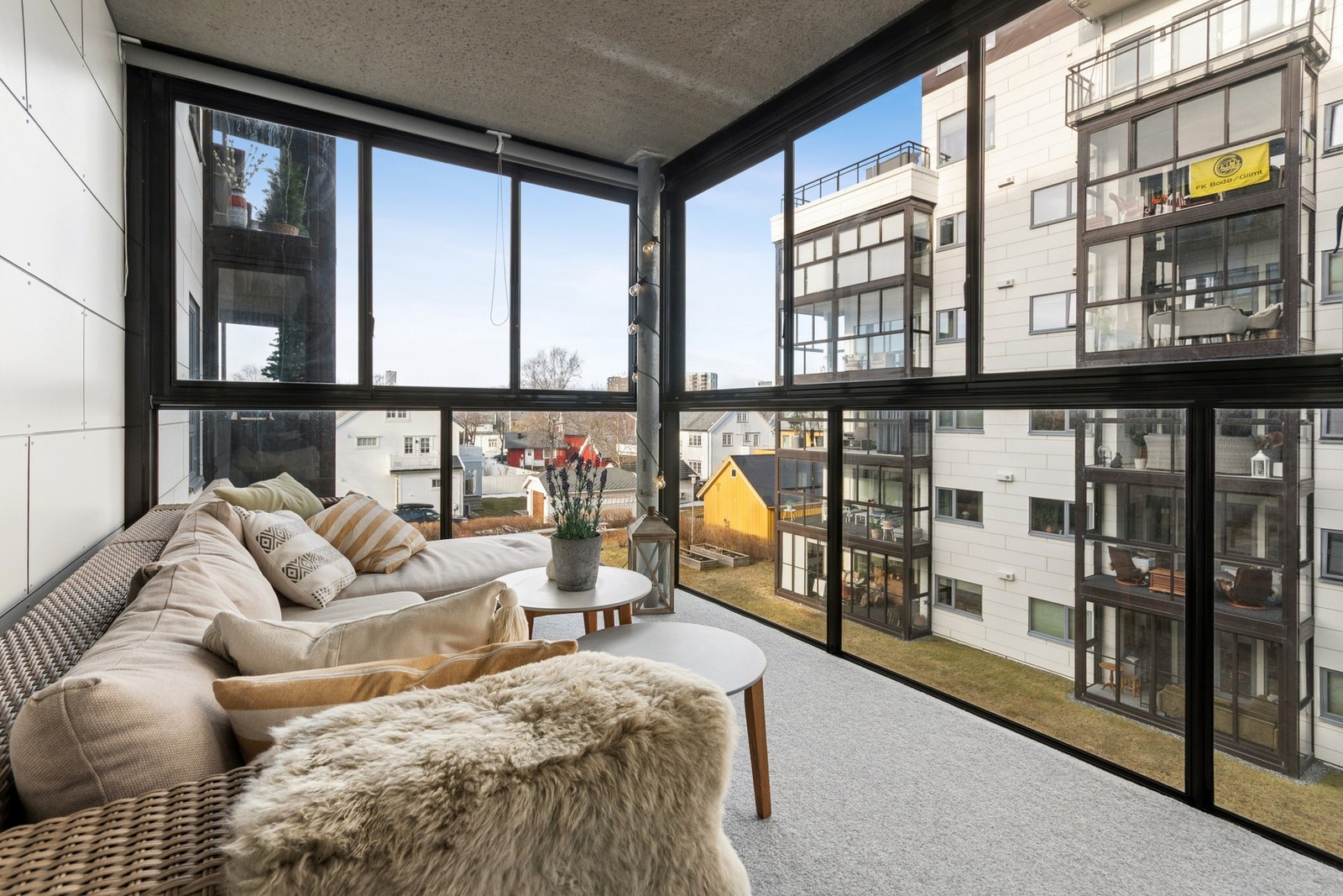 Utgang fra stua til en romslig, innglasset balkong med åpningsbare skyvevinduer. Galleribilde