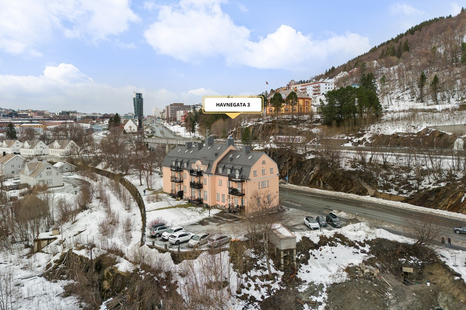 Leiligheten disponerer en parkeringsplass like ved inngangen Galleribilde