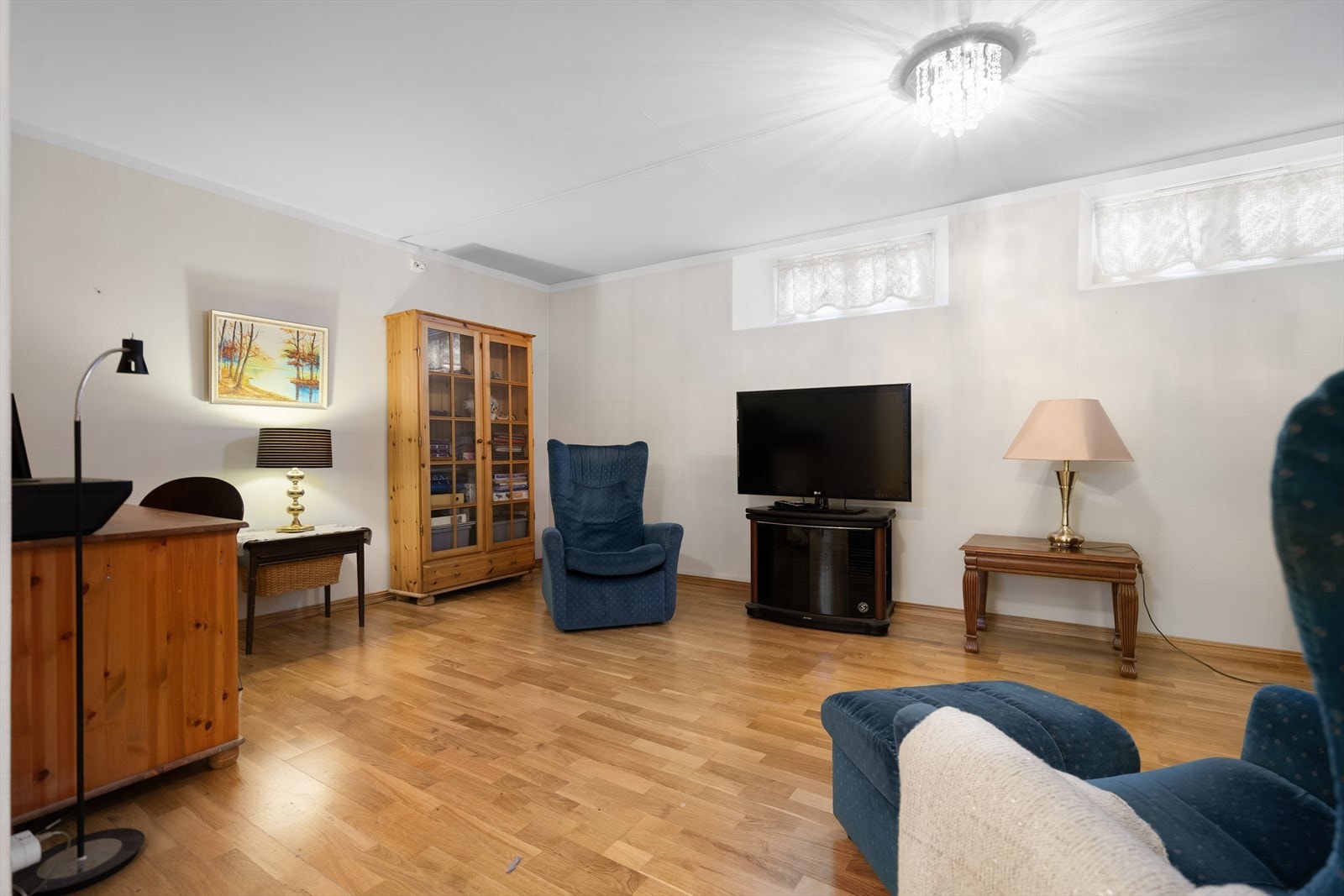 Stor kjellerstue med plass for flere muligheter for møblering i flere soner Galleribilde