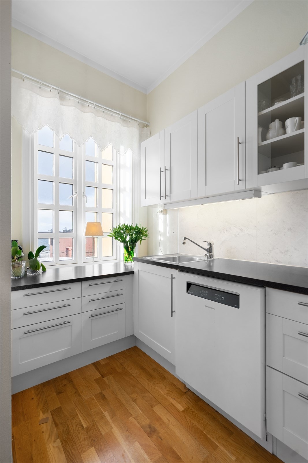 Lyst og stilrent kjøkken Galleribilde