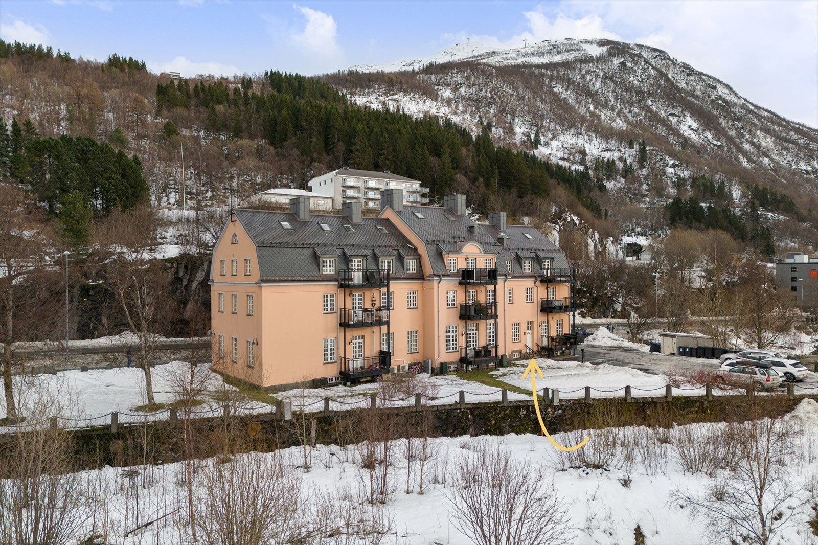 Ønsker du en enkel leilighet med god plass, lettvint adkomst, parkering og gangavstand til sentrum? Da må du ta en titt på denne leiligheten! Galleribilde