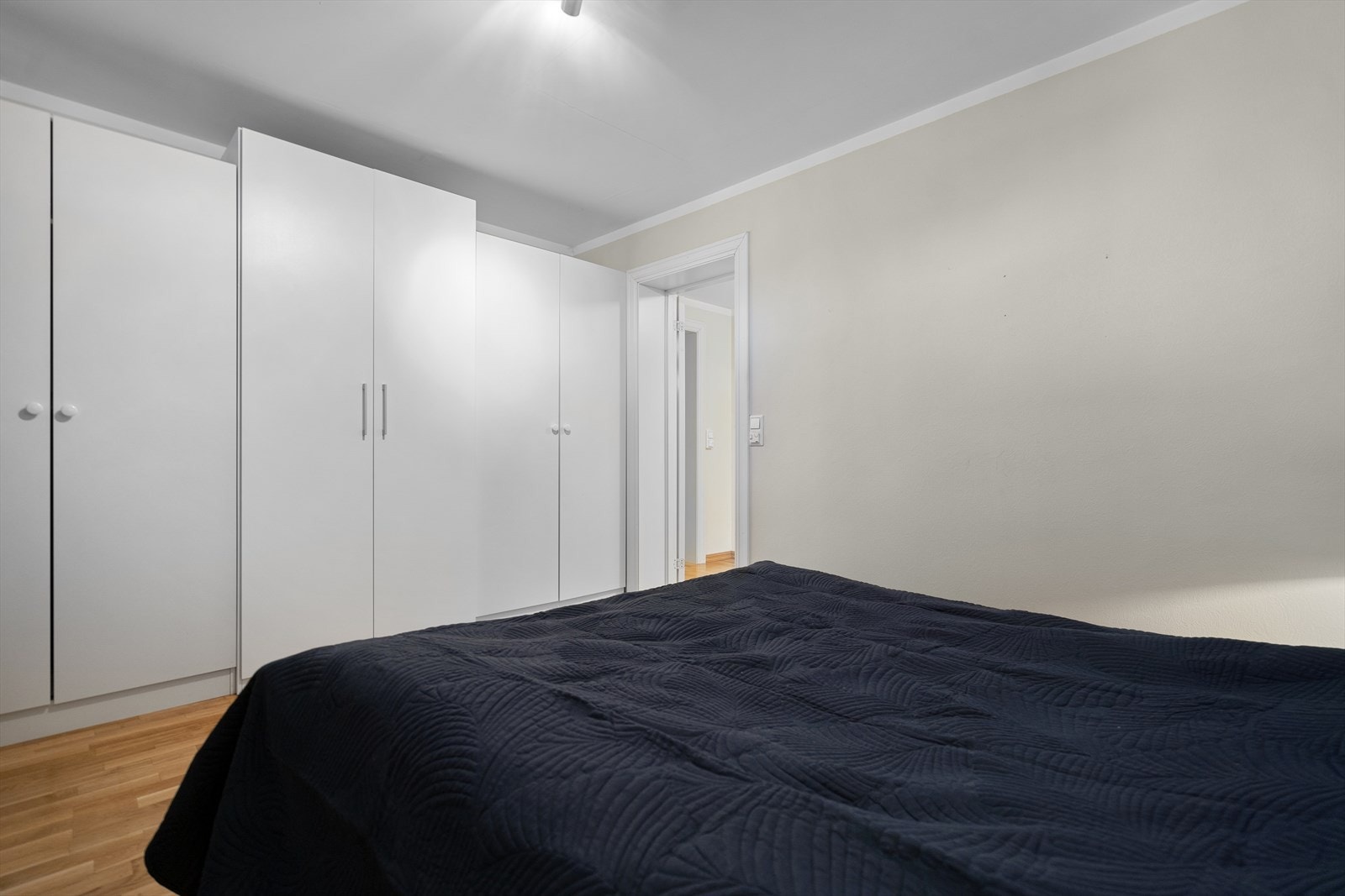 Rikelig med oppbevaring i skap Galleribilde