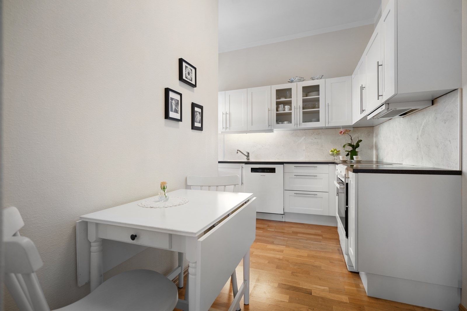 Kjøkken med plass for kjøkkenbord Galleribilde