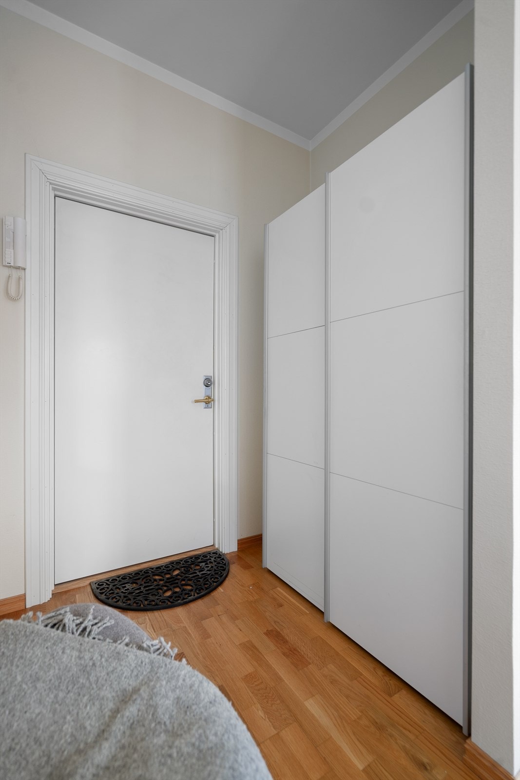 Entré med inngang fra fellesgang. Utstyrt med garderobeskap for oppbevaring Galleribilde