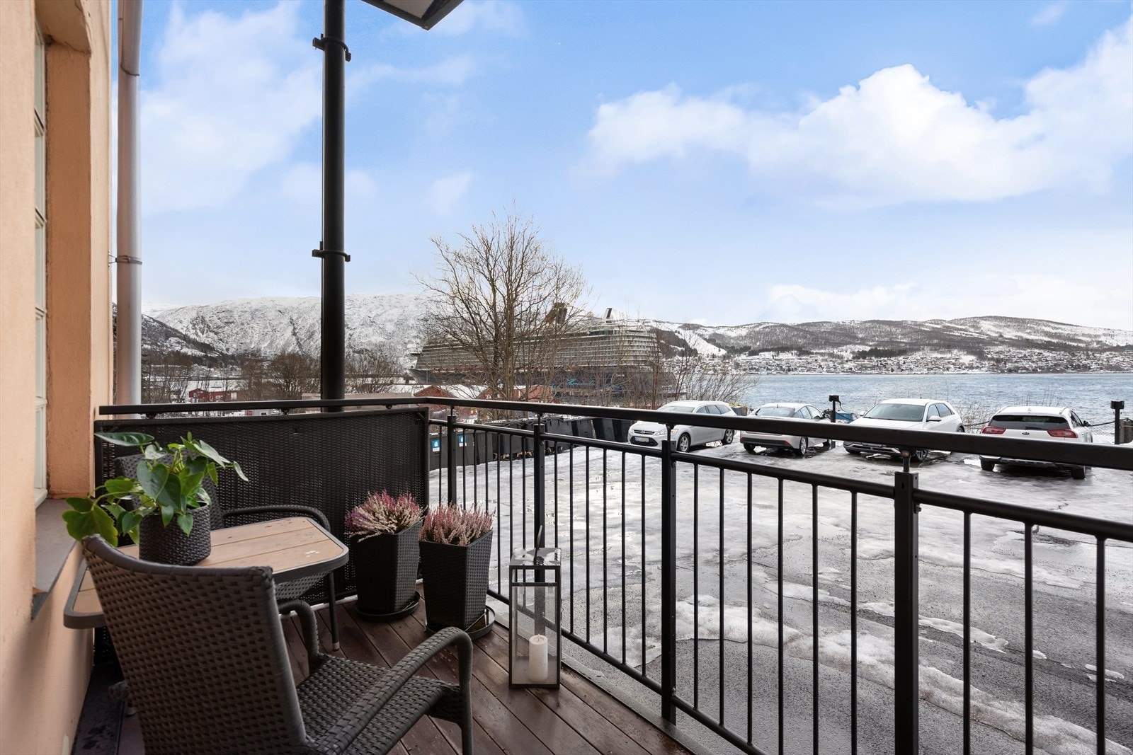 Balkong med utsikt over Ofotfjorden og Narvik havn Galleribilde