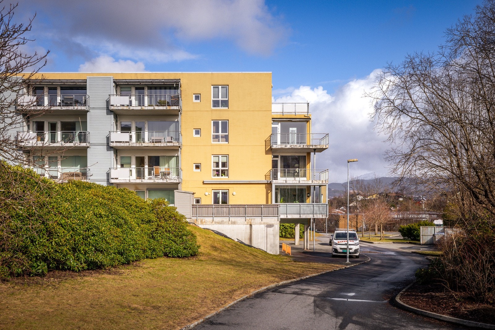 Fast garasjeplass med ladepunkt, og heisadkomst. Galleribilde