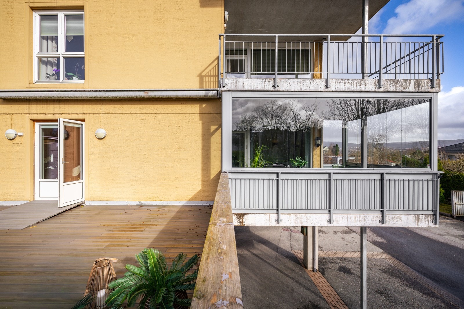 Både stor terrasse og innglasset balkong! Galleribilde