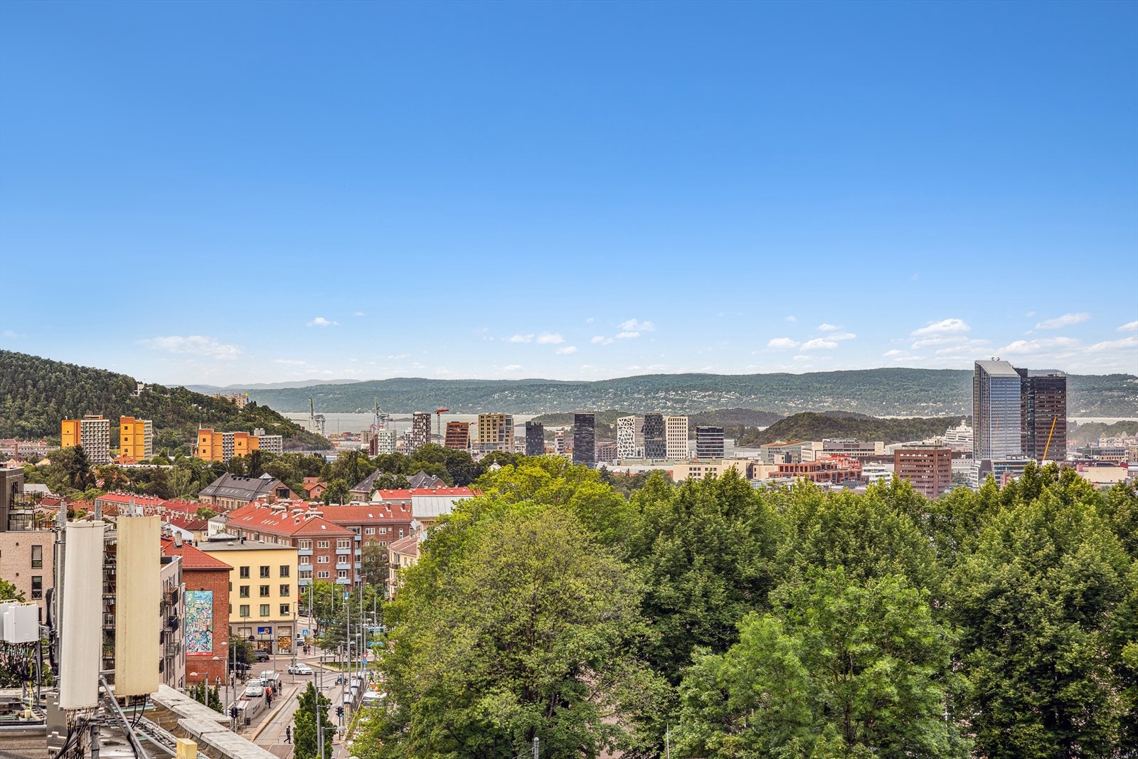Dette er en av byens mest idylliske takterrasser, med gressplen, flere sittegrupper og fantastisk panoramautsikt. Galleribilde
