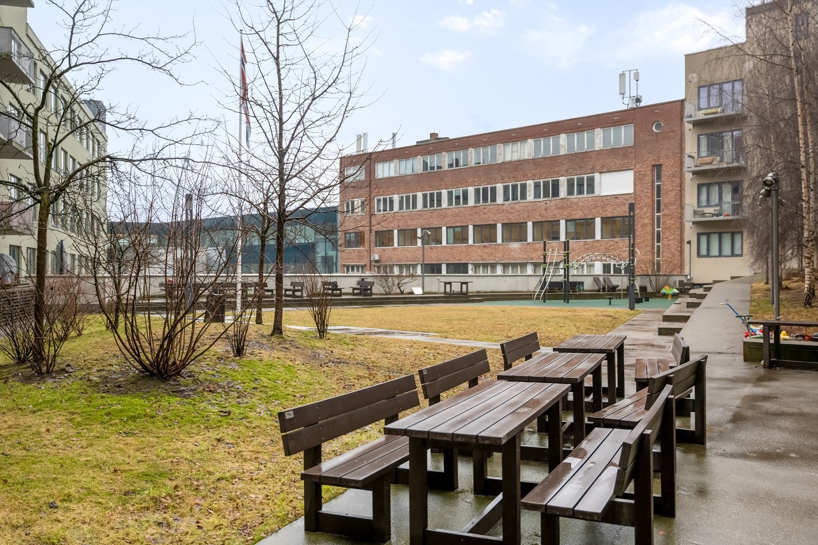 Bakgården er pent opparbeidet med grøntarealer. Her finner du frodig plen, trær, busker og blomsterbed som skaper en hyggelig atmosfære. Galleribilde