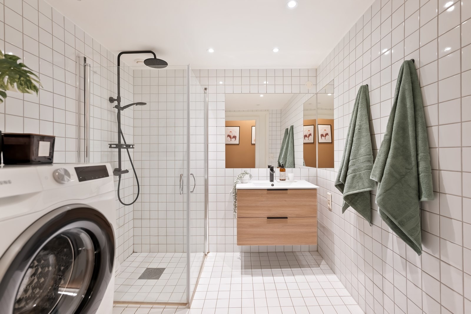 Romslig og pent bad med opplegg for vaskemaskin. Galleribilde