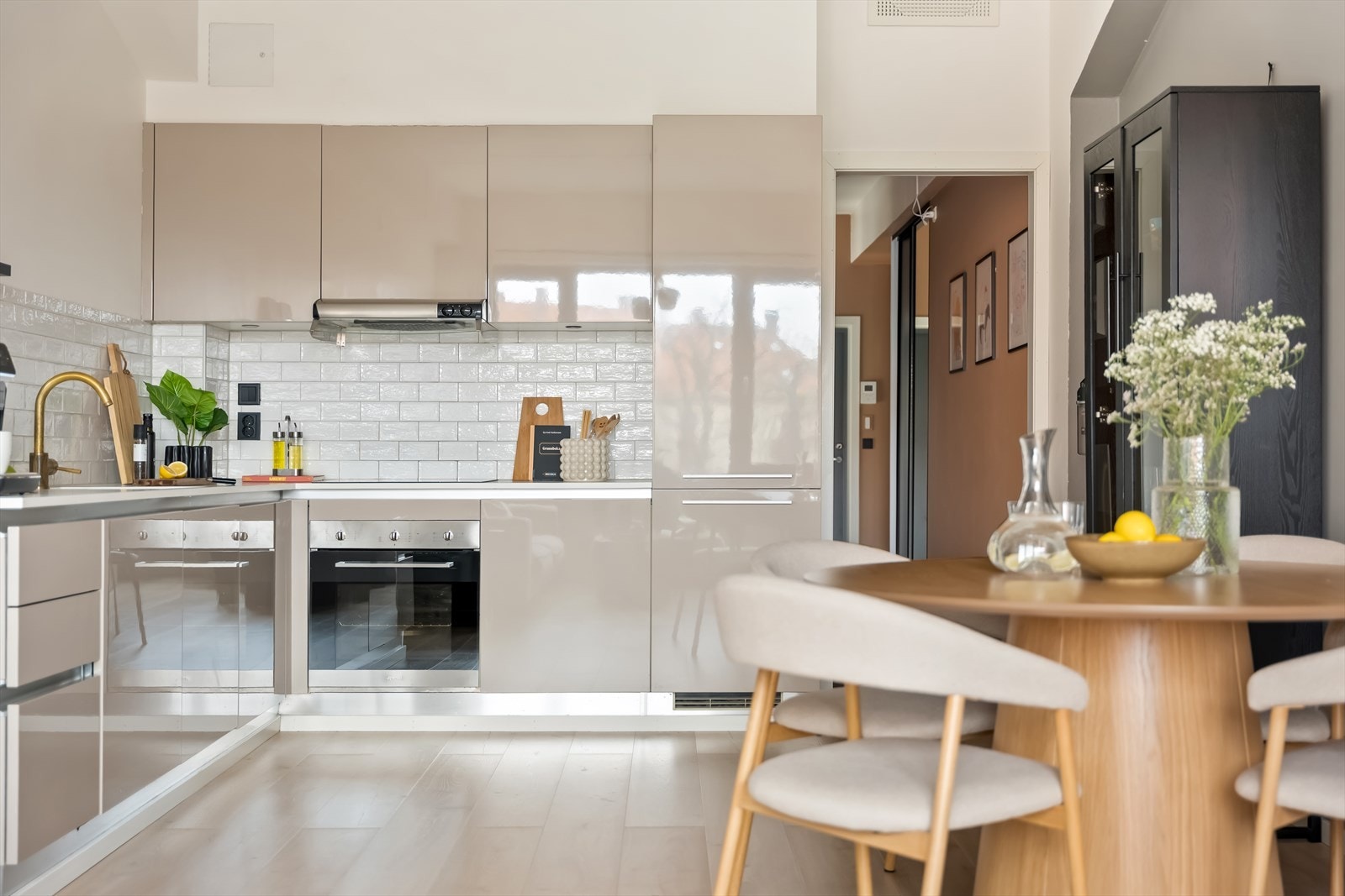 Kjøkkenet er godt utstyrt med integrerte hvitevarer, inkludert platetopp, komfyr, kjøl- og fryseskap samt oppvaskmaskin. Over kokesonen er det ventilator tilknyttet balansert ventilasjon. Galleribilde