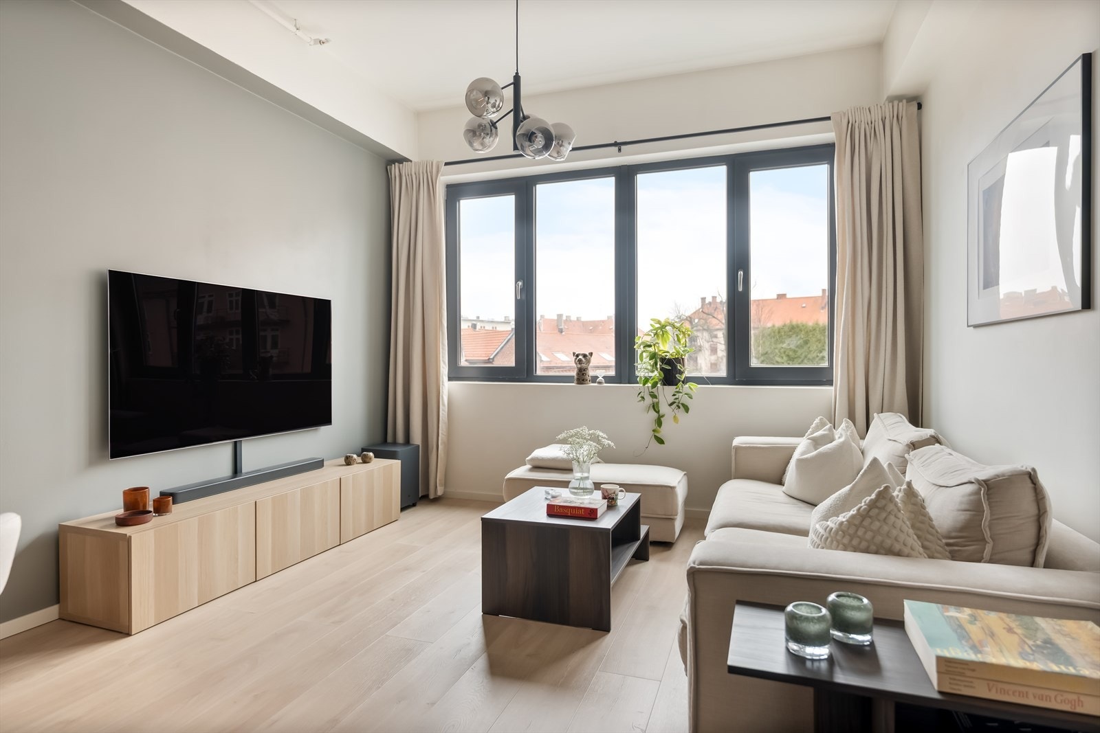 God plass for sittegruppe m/ TV og store vinduer som slipper inn masse naturlig lys. Galleribilde