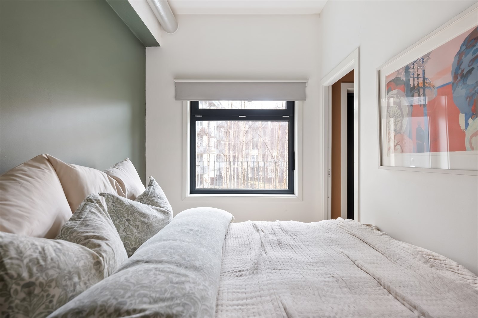 Det er gjennomgående bruk av tidsriktige farger i hele leiligheten, som gir et gjennomført uttrykk. Galleribilde