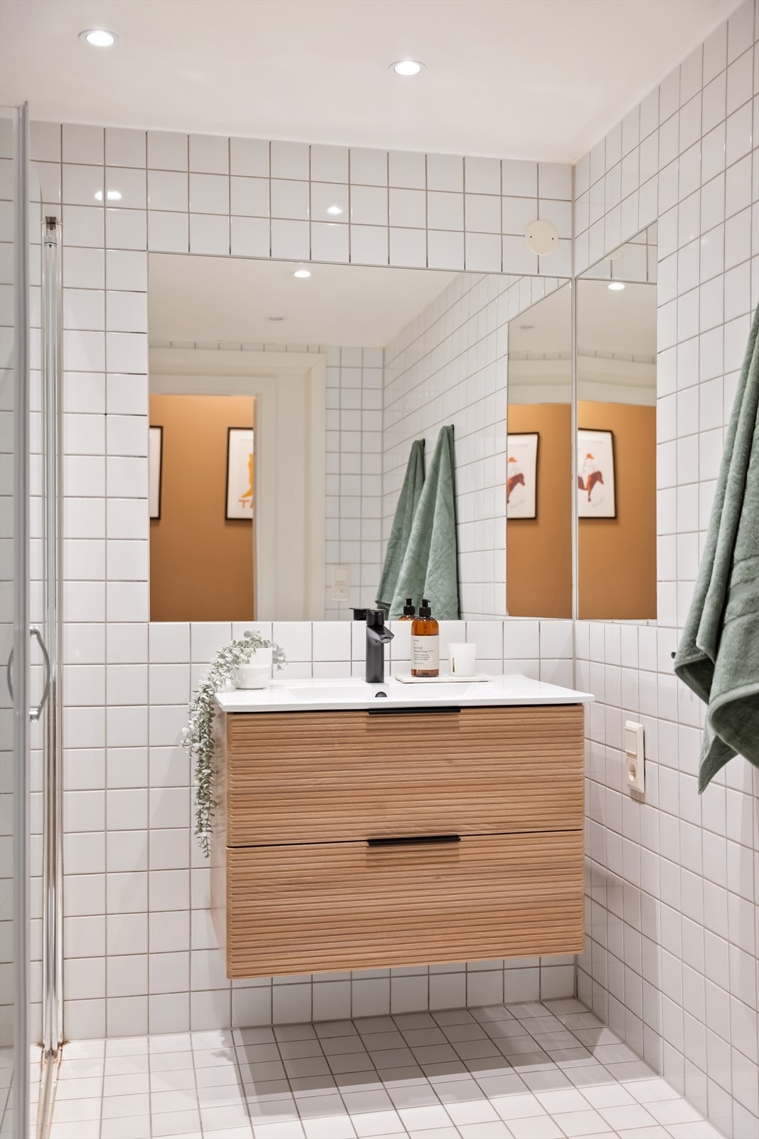 Badet ble modernisert i 2024 med nytt: Dusj, dusjdører, servantskap, servant og vaskemaskin m/hylle. Galleribilde