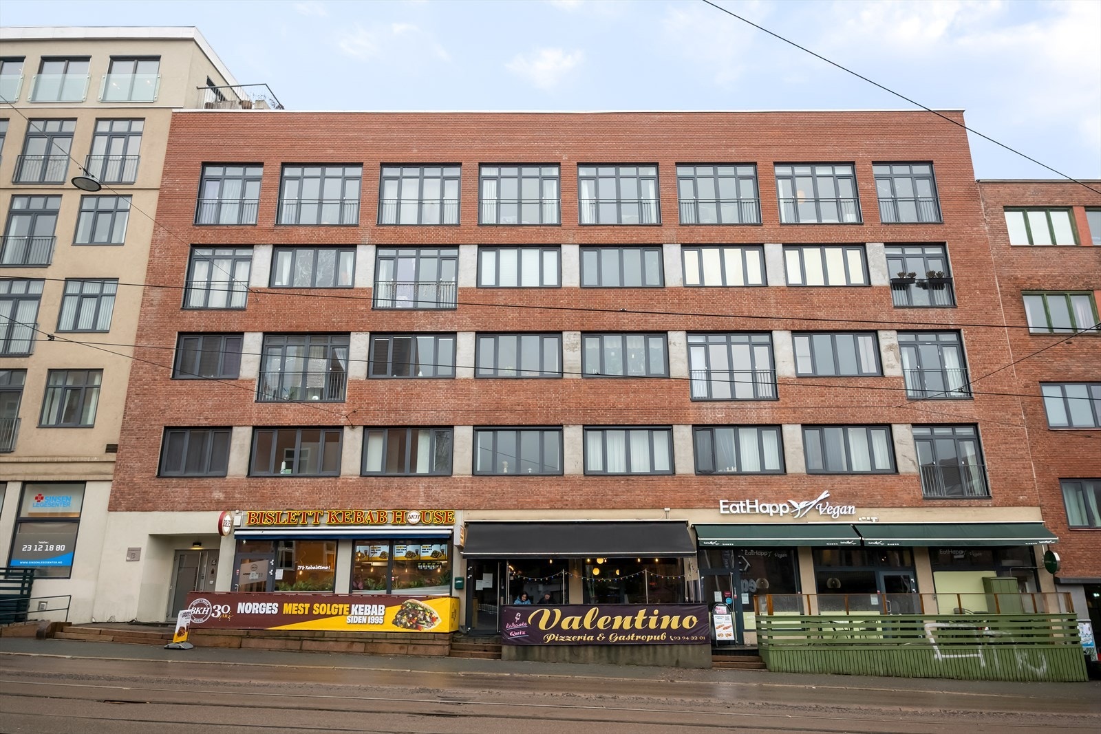 I nærområdet er det kort gangavstand til det meste av butikker, restauranter, dagligvare og grøntområder. Torshovdalen ligger bare noen minutters gange unna. I nærheten finner du også populære Sofienbergparken, samt Tøyenparken med Tøyenbadet. Galleribilde