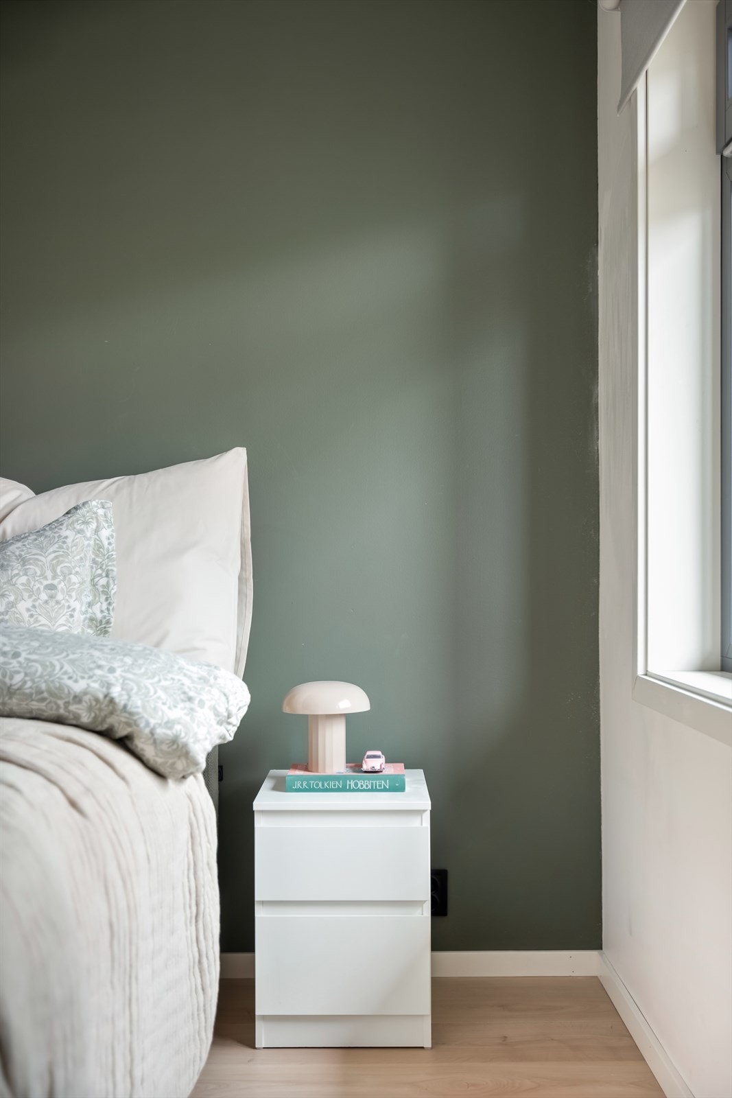 På soverommet er det god plass til dobbeltseng og tilhørende nattbord på hver side, samt annet ønskelig møblement. Galleribilde