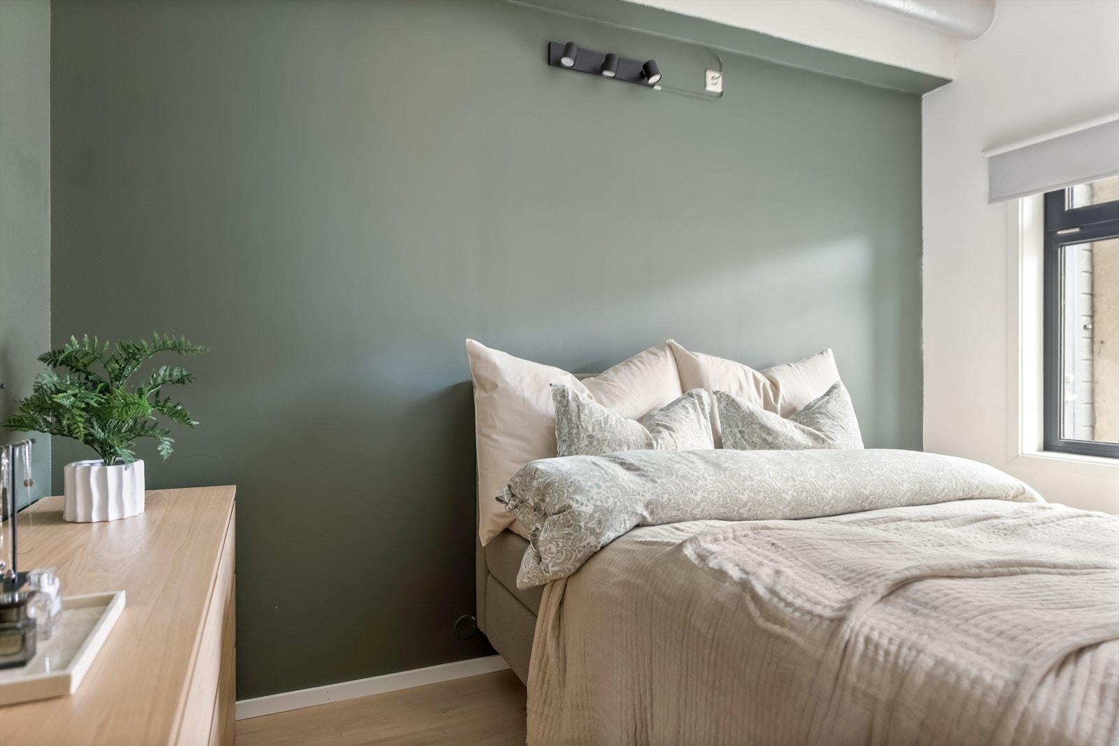 Soverommet vender mot det frodige og rolige gårdsrommet i sameiet. Galleribilde