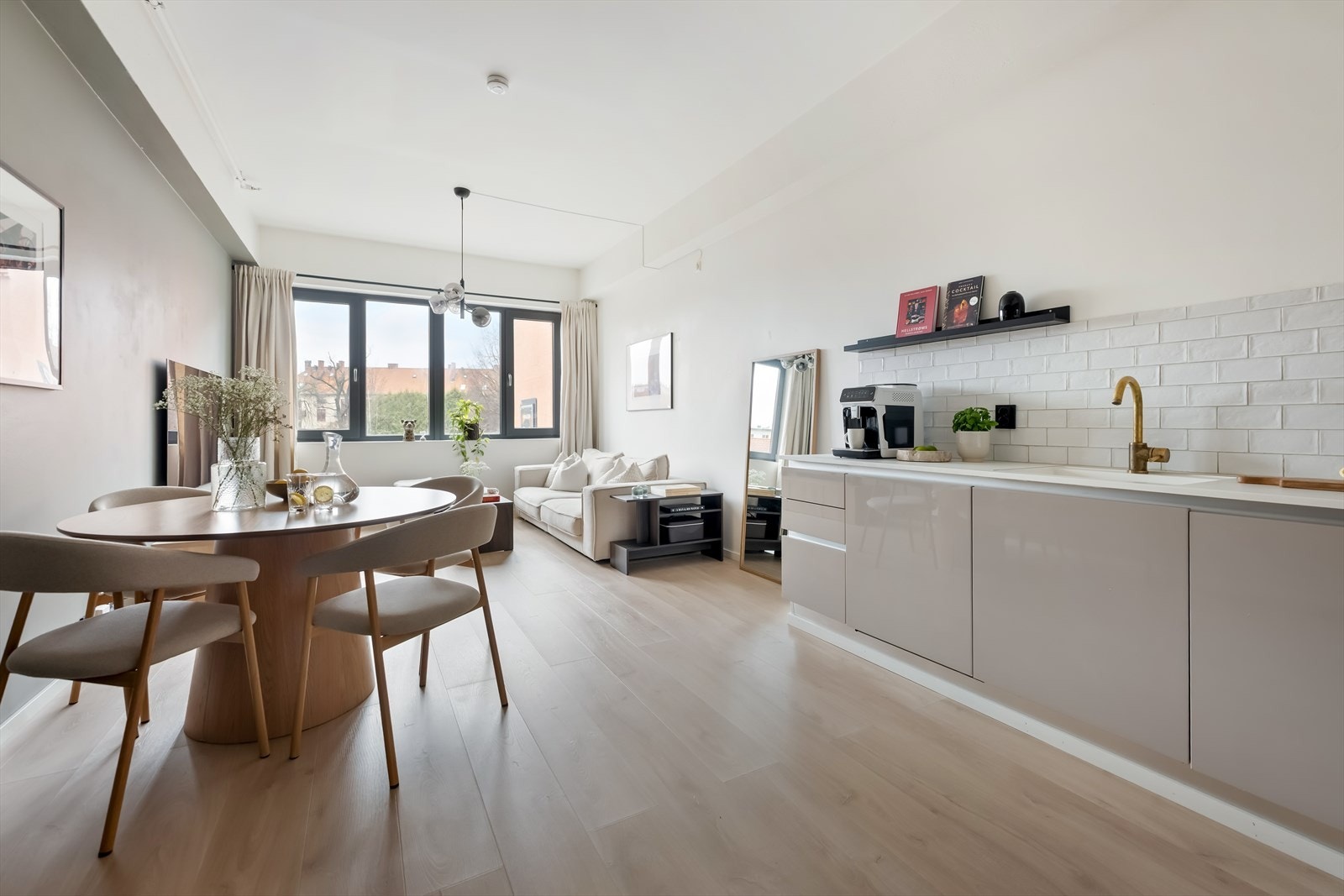 Lys og fin leilighet med åpen stue/kjøkken løsning! Galleribilde