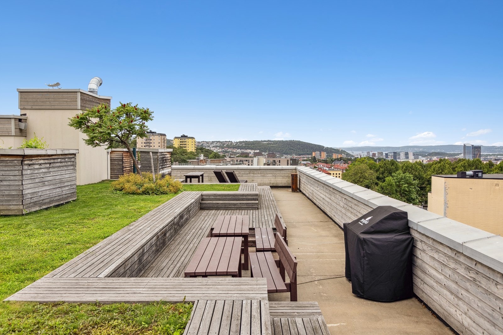 Fra oppgangen kan du ta heisen rett opp til en fantastisk felles takterrasse med panoramautsikt over Oslo! Galleribilde