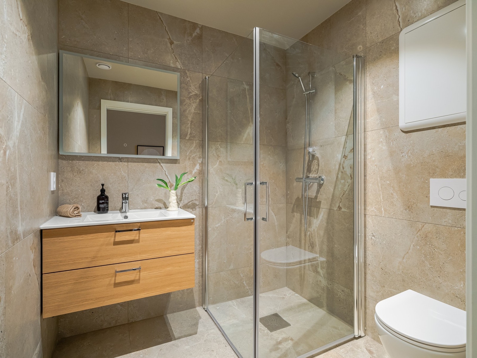 Det flotte badet tilhørende hovedsoverommet er i likhet med det andre innbydende og delikat. Galleribilde