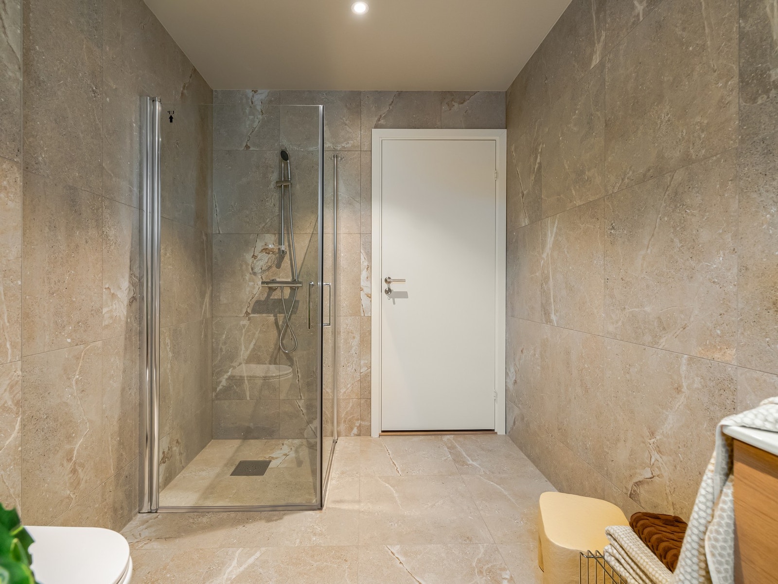 Det er lune varmekabler i gulvet og downlights i tak for god belysning. Galleribilde