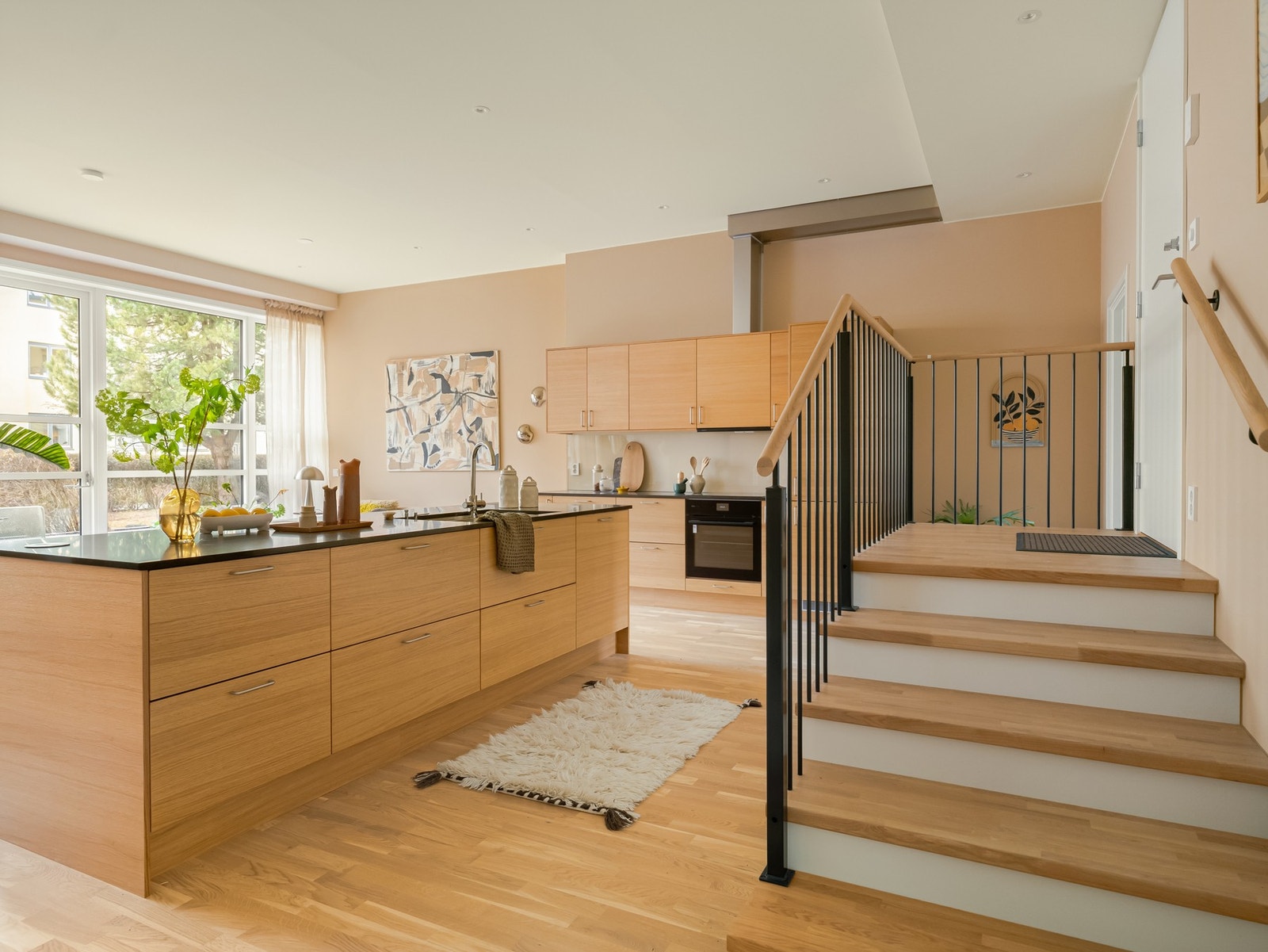 Leilighetens inngangsparti tilhører sjeldenhetene. Her kommer du inn fra felles oppgang og får øyeblikkelig full oversikt over stue og kjøkkenrommet. Galleribilde