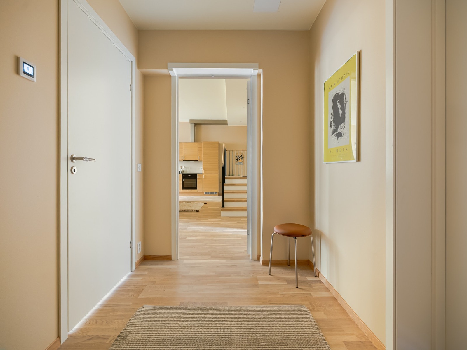 Fra stuen og kjøkkenet går vi videre inn til mellomgangen. Galleribilde