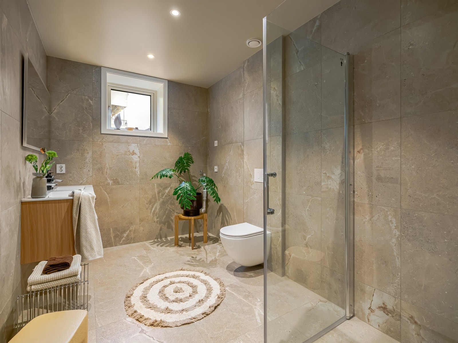 Fra mellomgangen er det inngang til ett av leilighetens to baderom. Her får du virkelig spa-følelsen hjemme! Galleribilde