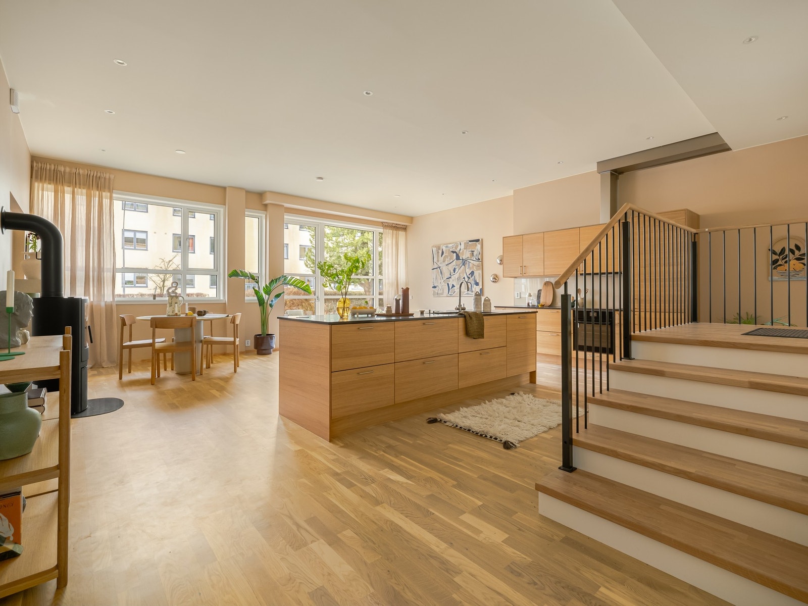 Leiligheten er etablert i et tidligere næringslokale i Mogaten borettslag og har splitter ny standard etter ferdigstillelse i 2025. Galleribilde