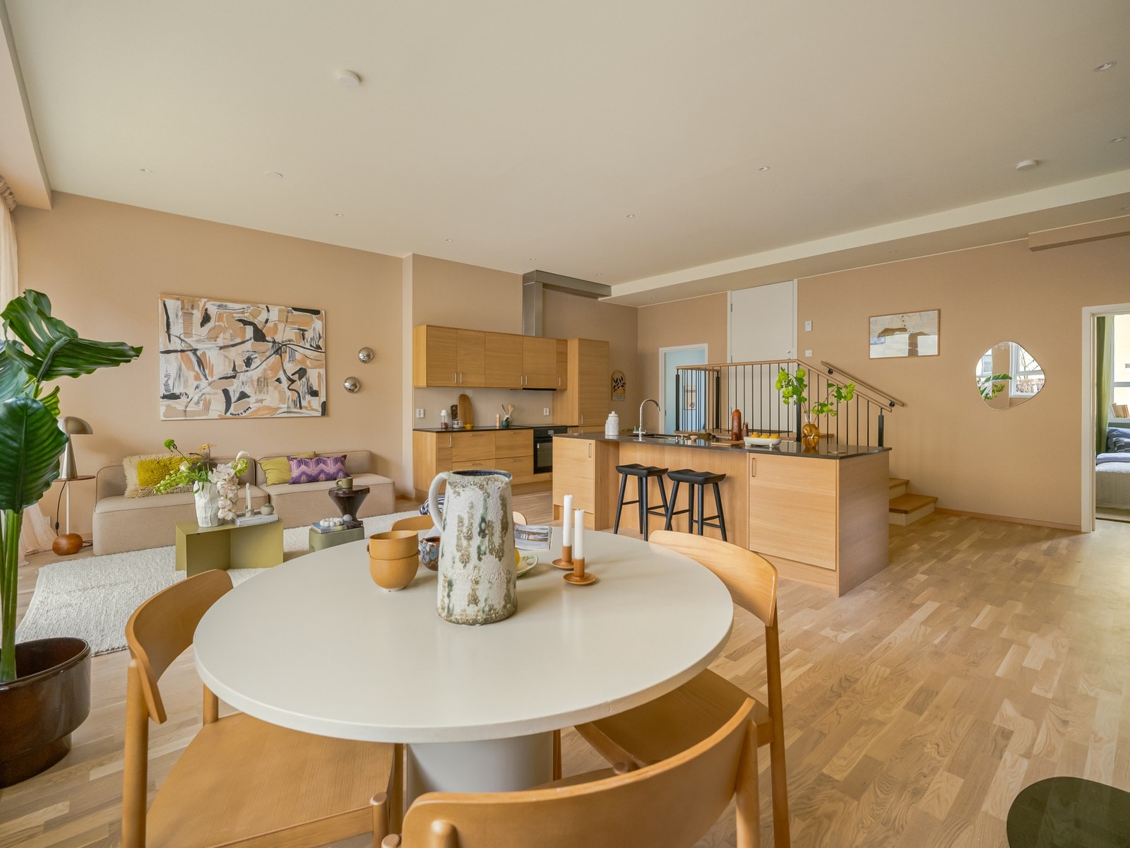 Det er verdt å nevne at det er lun gulvvarme i stuen og på kjøkkenet. I tillegg er det balansert ventilasjon for et sunnere inneklima. Galleribilde