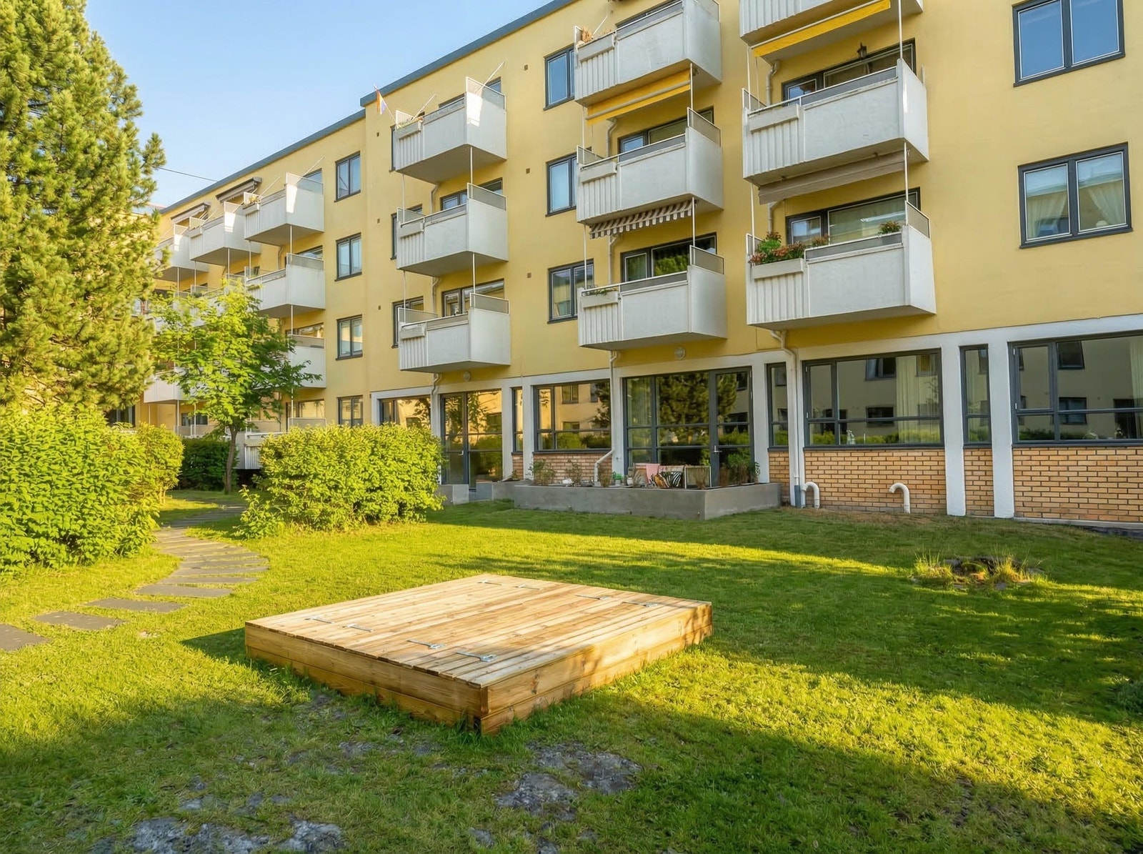 Endelig tar vi turen videre ut på den fine uteplassen. Her kan virkelig de varme sommerdagene nytes! Bildet er KI-redigert for å illustrere sol- og sommerforhold. Avvik kan forekomme. Galleribilde