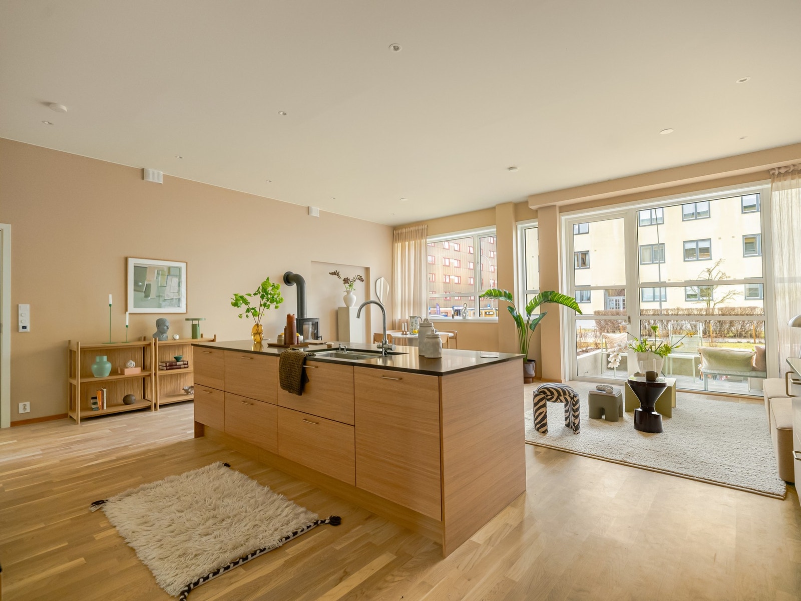 Legg merke til de store vindusflatene som slipper inn godt med dagslys. Alle vinduer og balkongdør var nye i 2025. Galleribilde