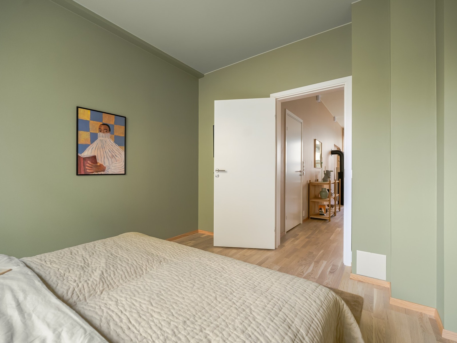 Her er det gode muligheter for plassering av garderobeskap om ønskelig. Galleribilde