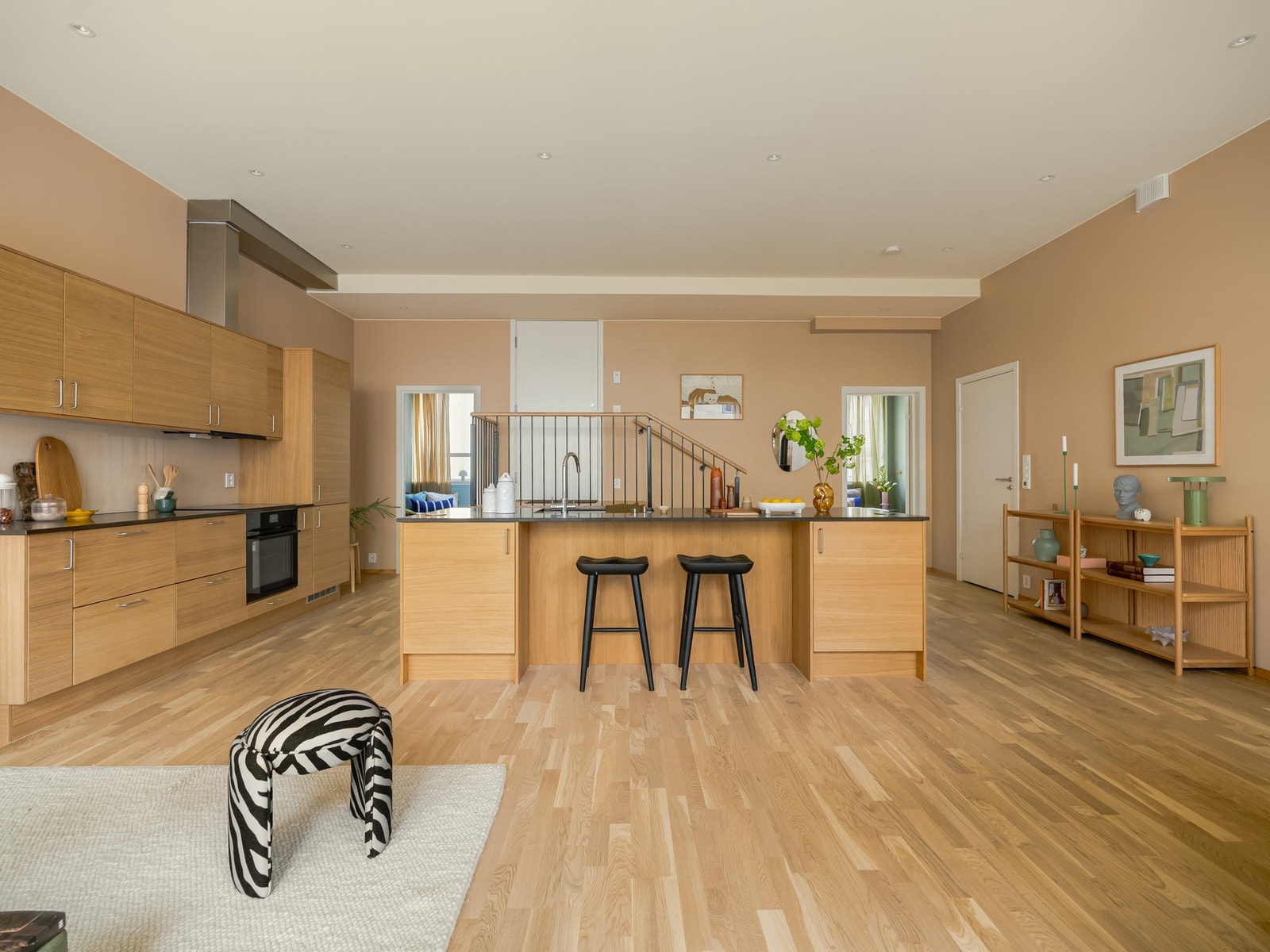 Her får du et svært romslig, sosialt allrom som blir det naturlige samlingspunktet for familien. Det flotte kjøkkenet er fra kvalitetsleverandøren Norema. Galleribilde