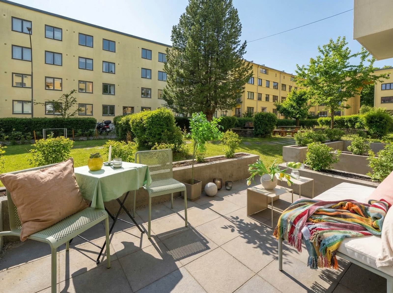 Her gir vi deg en liten smak av sommer fra den private uteplassen. Bildet er KI-redigert for å illustrere sol- og sommerforhold. Avvik kan forekomme. Galleribilde