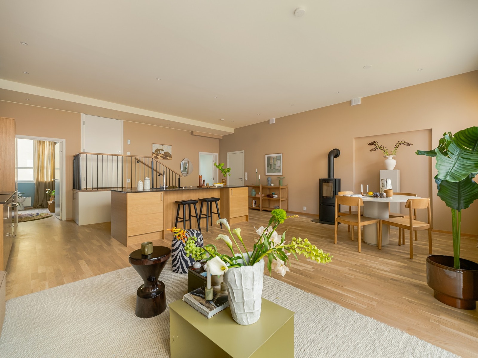 Leiligheten er etablert i et tidligere næringslokale i Mogaten borettslag og har splitter ny standard etter ferdigstillelse i 2025. Galleribilde