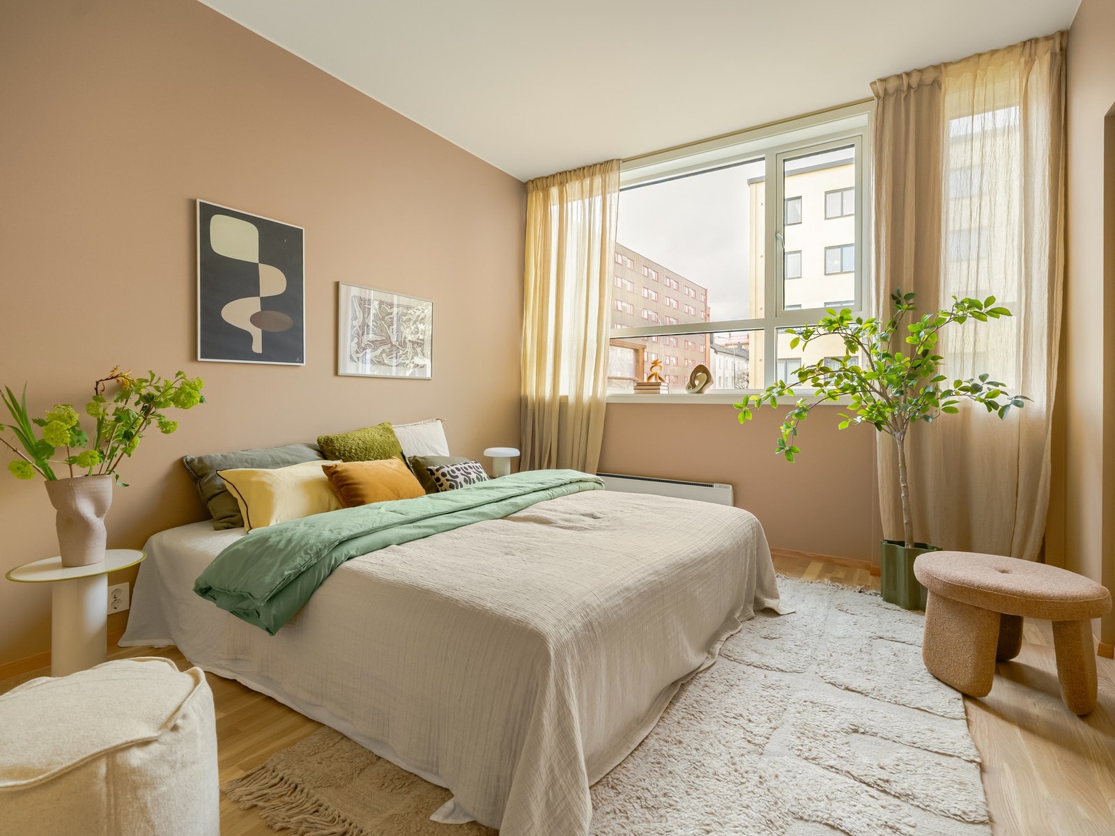 Det er god plass til dobbeltseng med tilhørende nattbord. Galleribilde