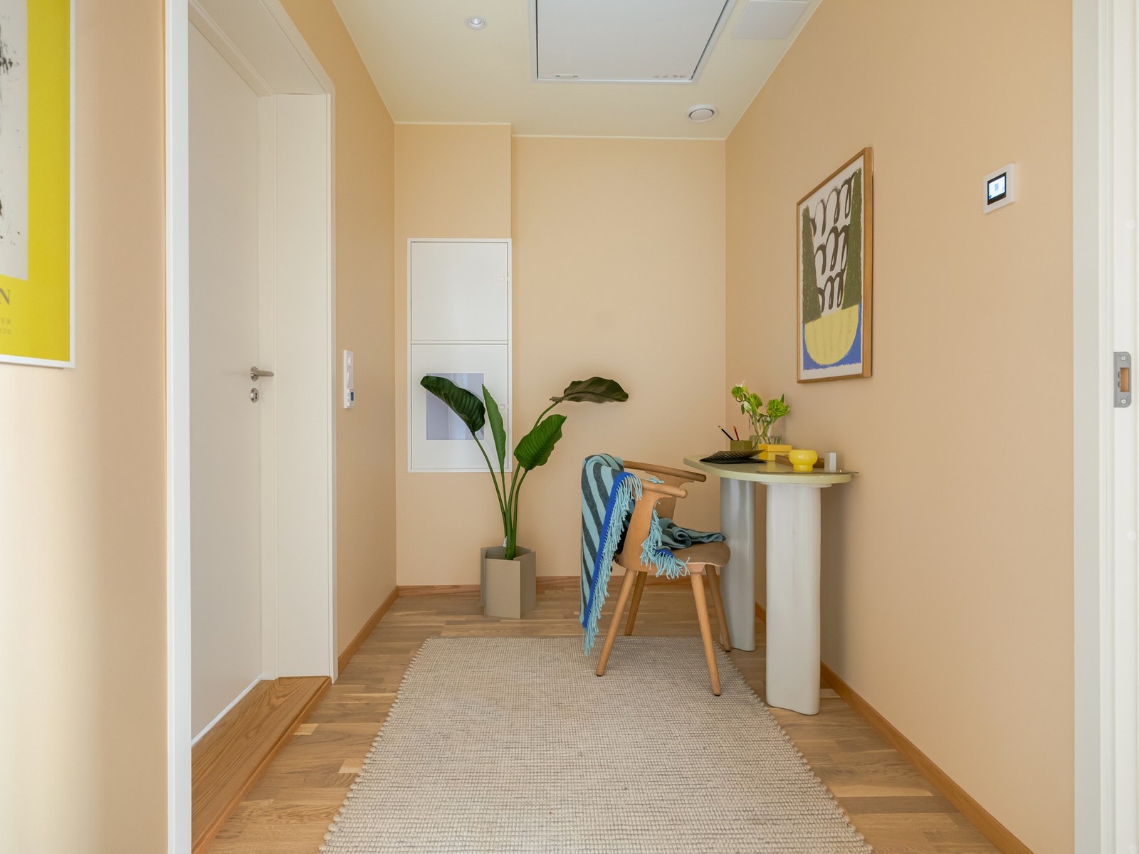 Dette rommet har flere bruksmuligheter, men vil nok bli det foretrukne garderoberommet hvor man kan henge fra seg yttertøy og plassere sko. Galleribilde