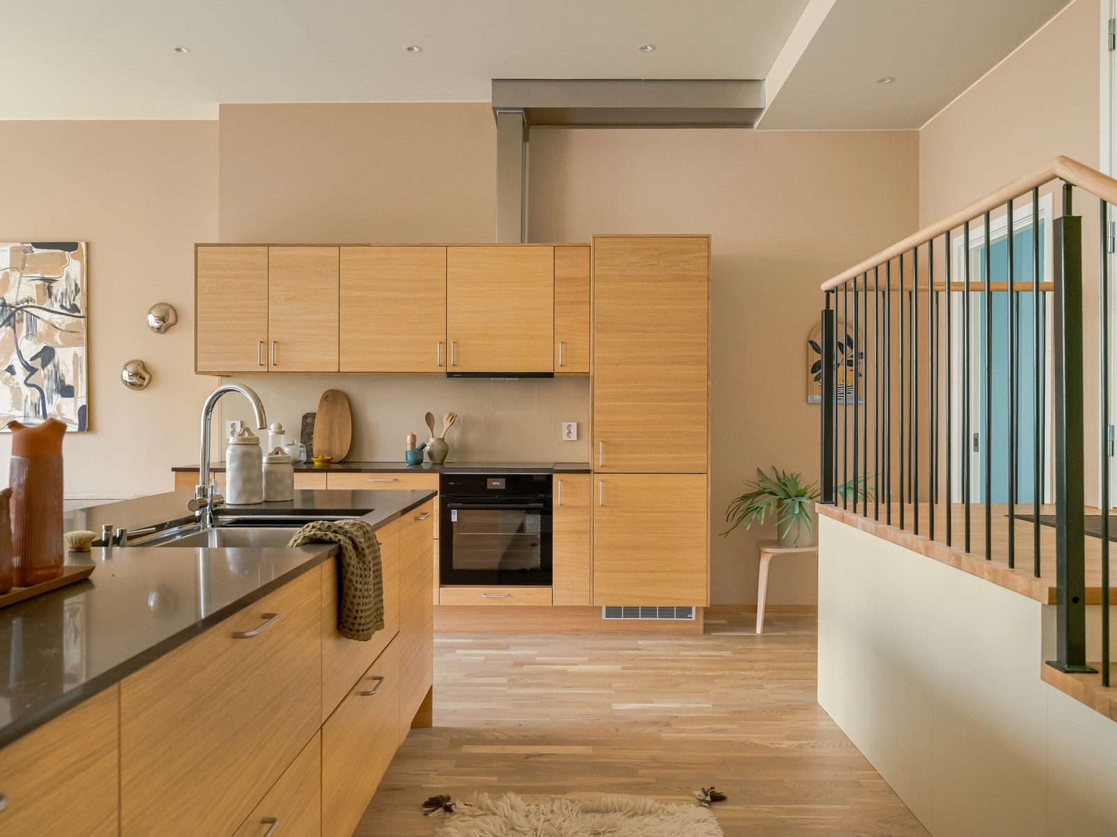 Alle hvitevarene er integrerte og medfølger leiligheten. Kjøkkenventilatoren i overskapet har avtrekk ut av bygget. Galleribilde