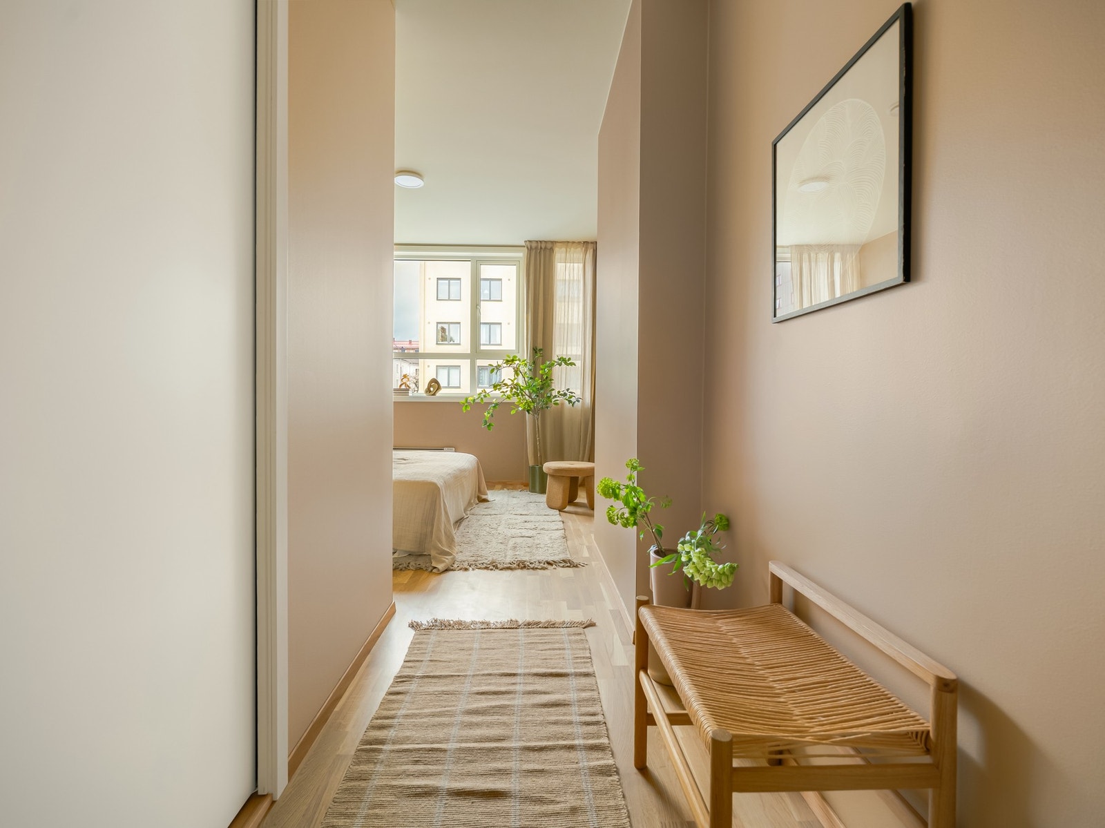 Hovedsoverommet har også inngang fra mellomgangen. Her får du virkelig luksus i hverdagen med ditt helt eget en-suite baderom (dør til venstre i bildet). Galleribilde