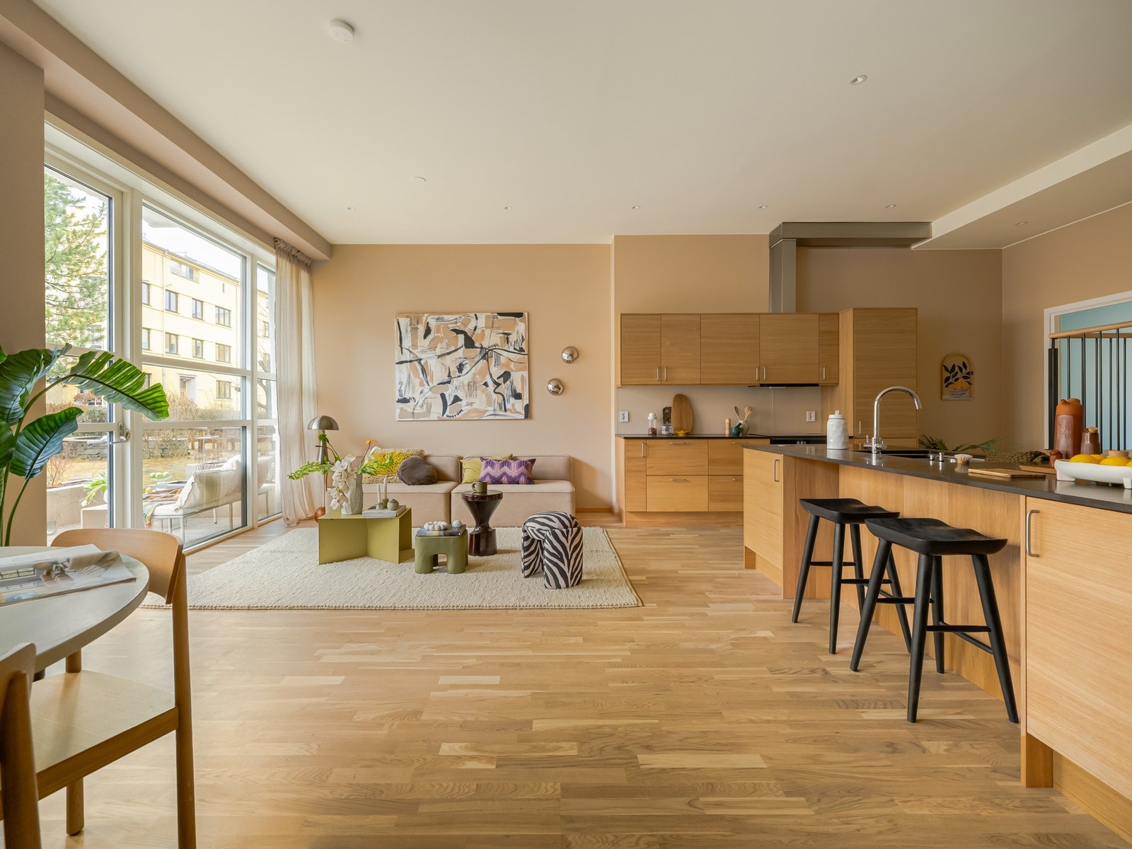 Den imponerende takhøyden på 3 meter gir en særdeles luftig og romslig følelse. I taket er det downlights for god belysning. Galleribilde