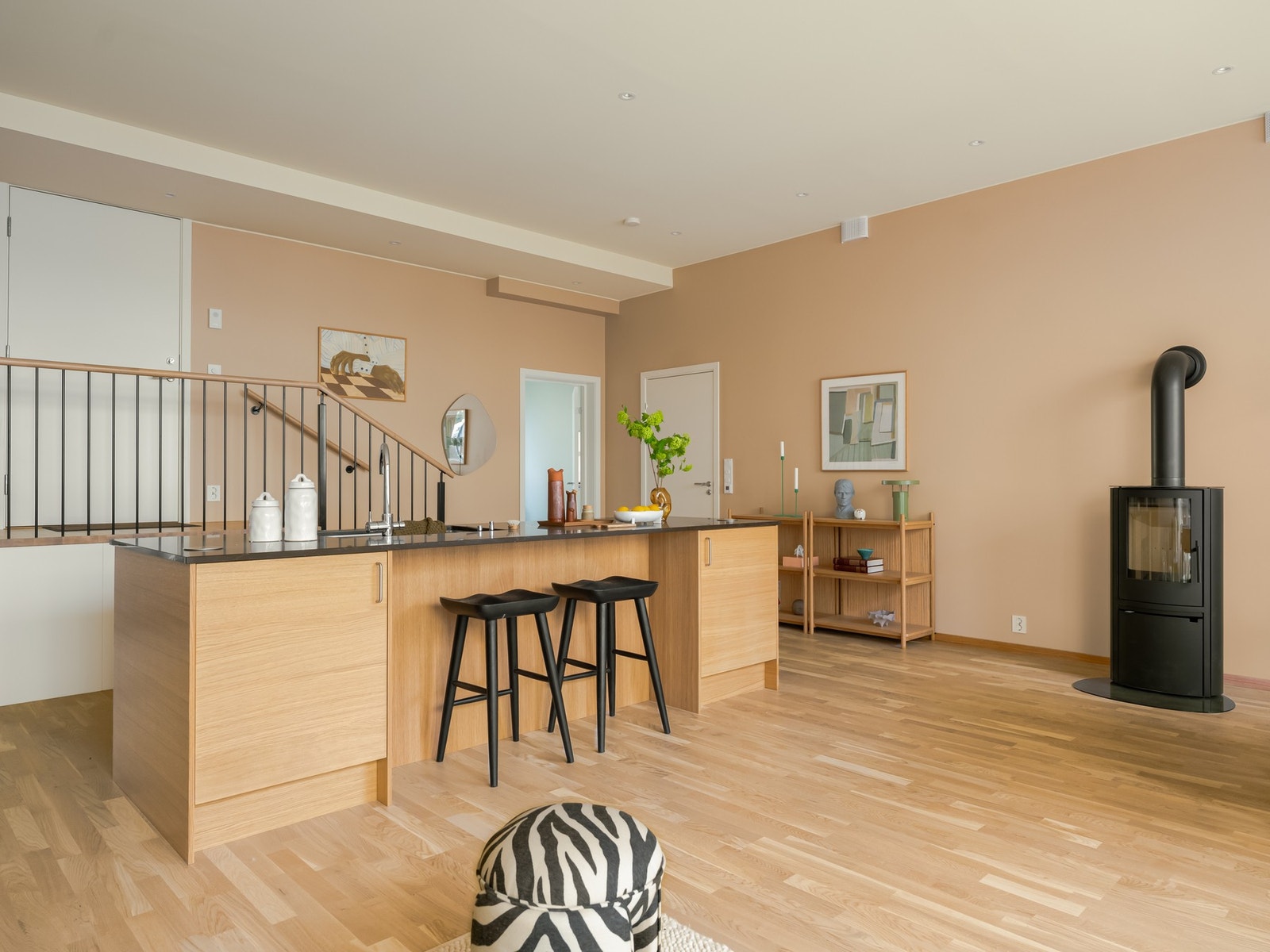 Det er laget en praktisk bar-løsning på kjøkkenøya med oppbevaring i skap på hver side. Galleribilde