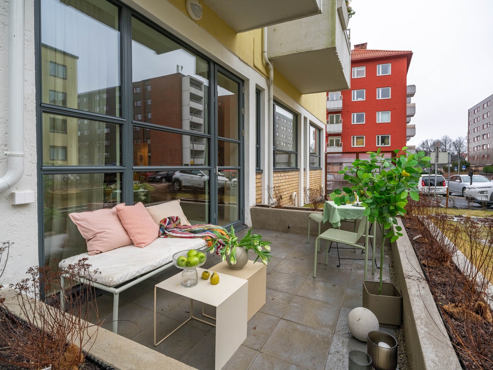 Med et areal på 8 m² er det god plass til en større utegruppe, beplantning og grill (elektrisk eller gass er tillatt). Galleribilde