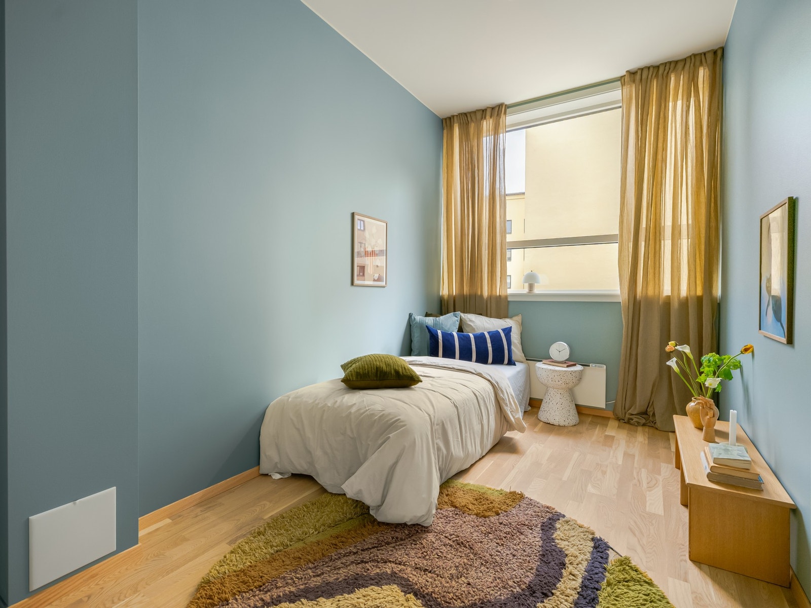 Rikelig med plass til seng, nattbord og eventuelle garderobeskap. Galleribilde