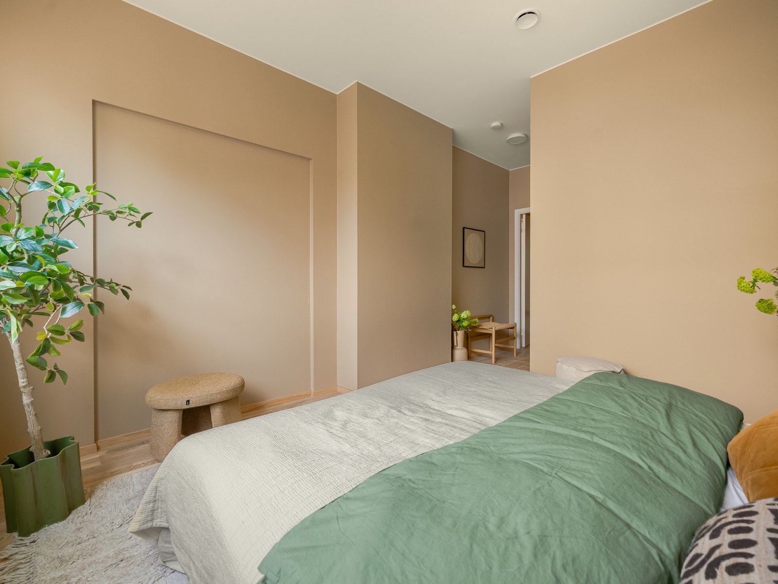 Som i de øvrige rommene, er det malt i lyse og moderne fargetoner. Galleribilde